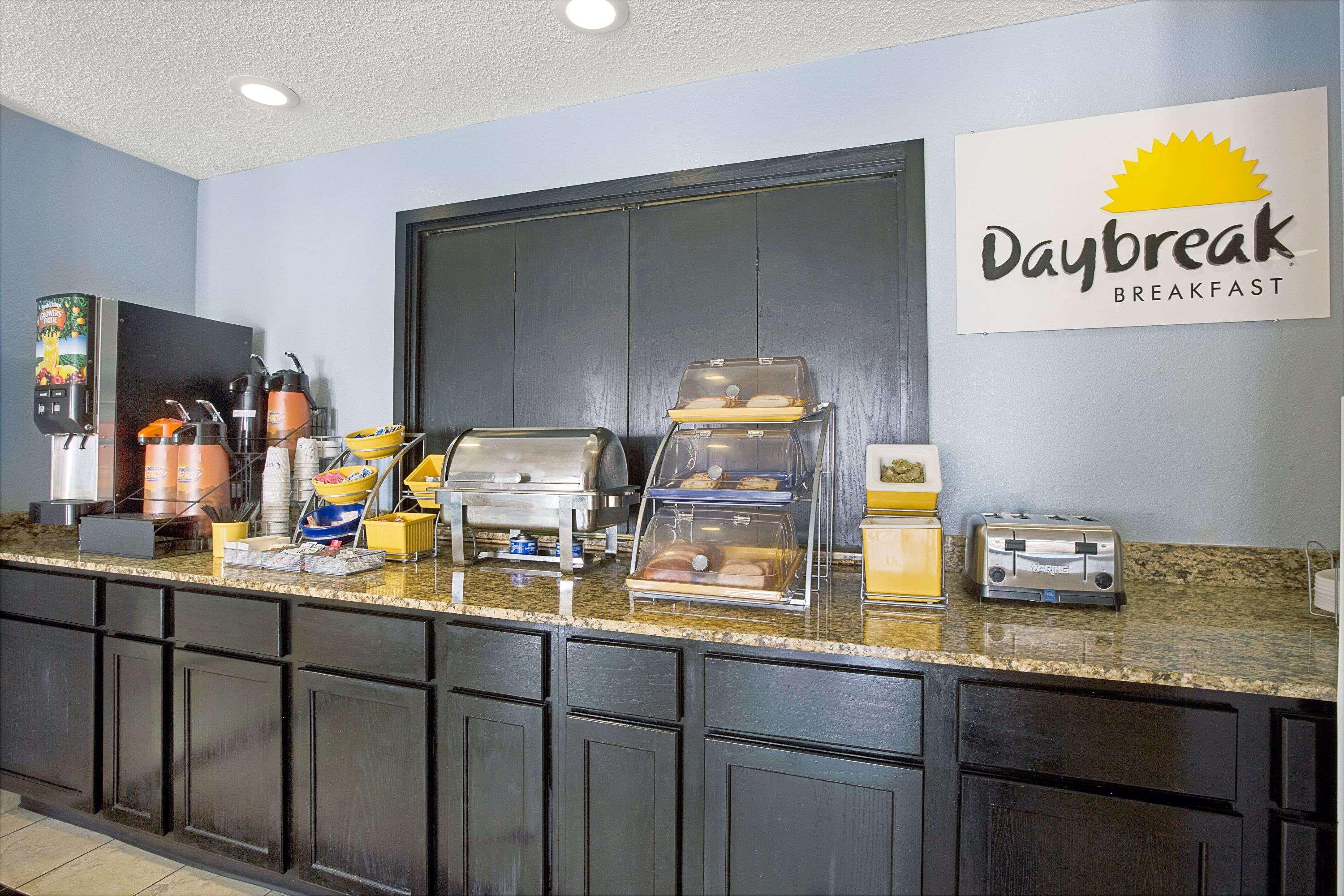 Days Inn By Wyndham Dallas Garland West Esterno foto