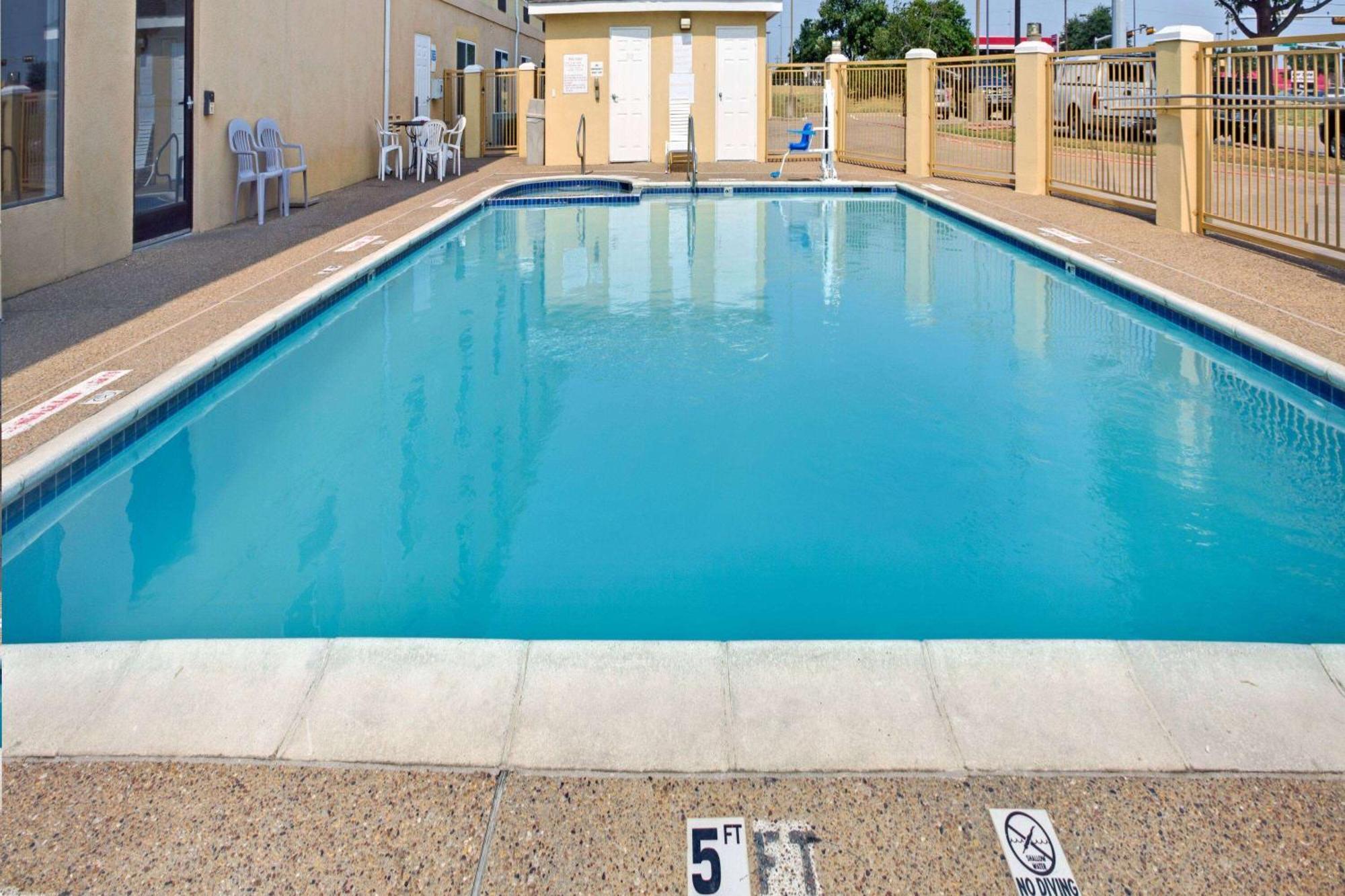 Days Inn By Wyndham Dallas Garland West Esterno foto