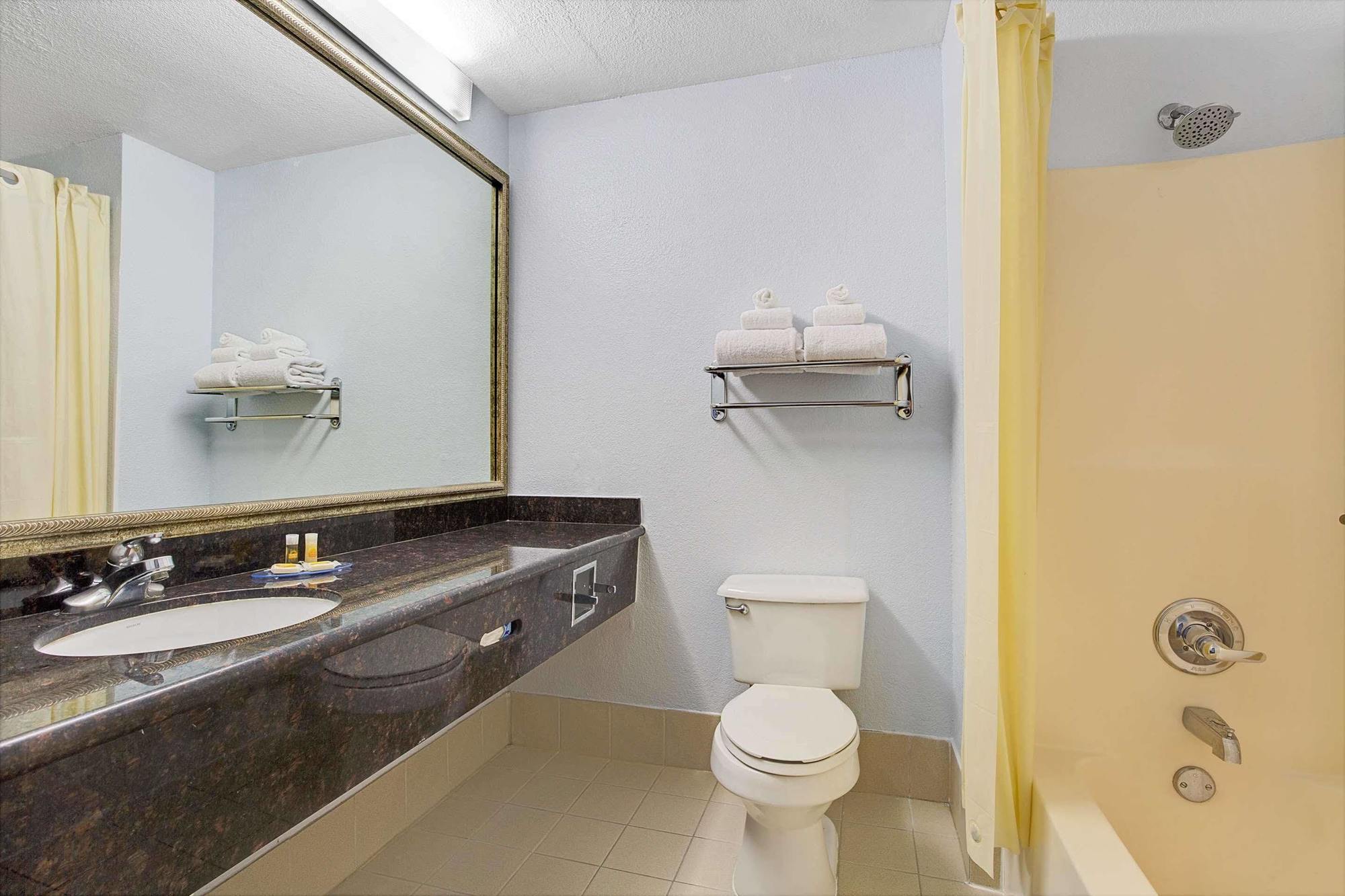 Days Inn By Wyndham Dallas Garland West Esterno foto